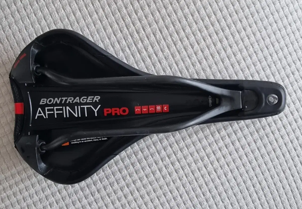 BONTRAGER사 Affinity Pro Carbon 안장