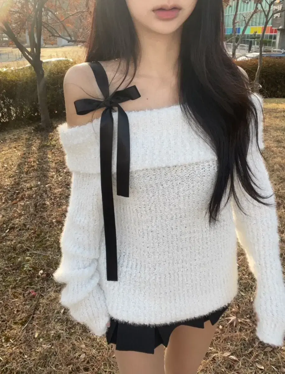 Ribbon Off-the-shoulder Knit