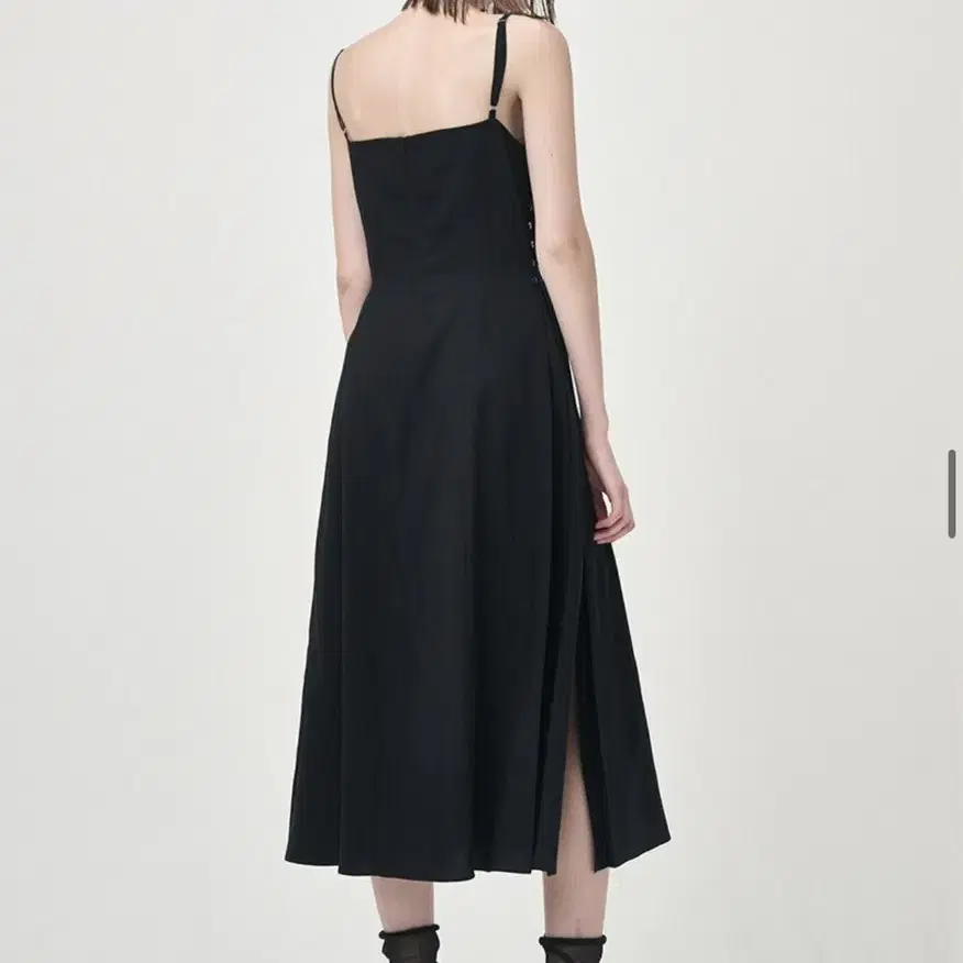 에트몽 Slip Line Button Detail Dress, Black