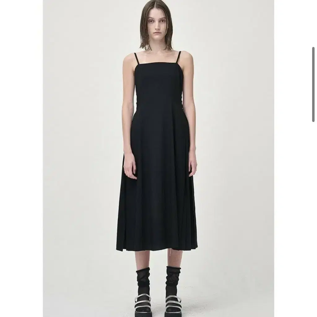 에트몽 Slip Line Button Detail Dress, Black