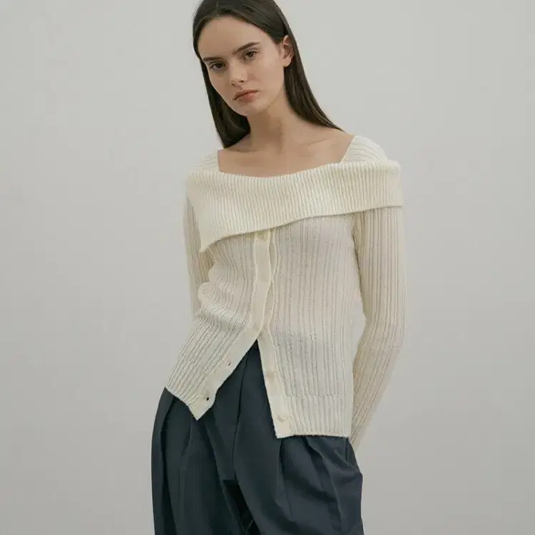 아워코모스comos 784 off-shoulder button knit