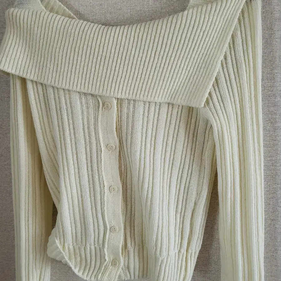 아워코모스comos 784 off-shoulder button knit