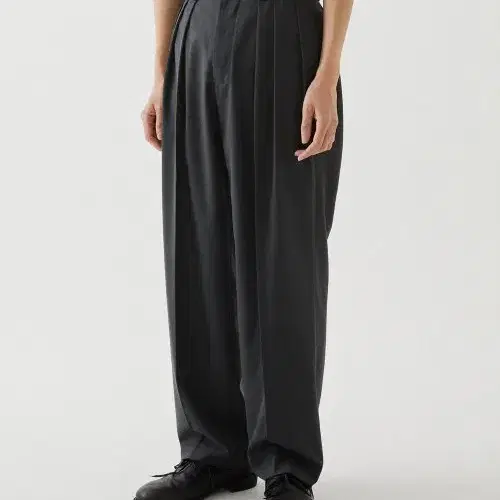 주앙옴므 8 PLEATES WIDE TROUSERS (CHARCOAL)