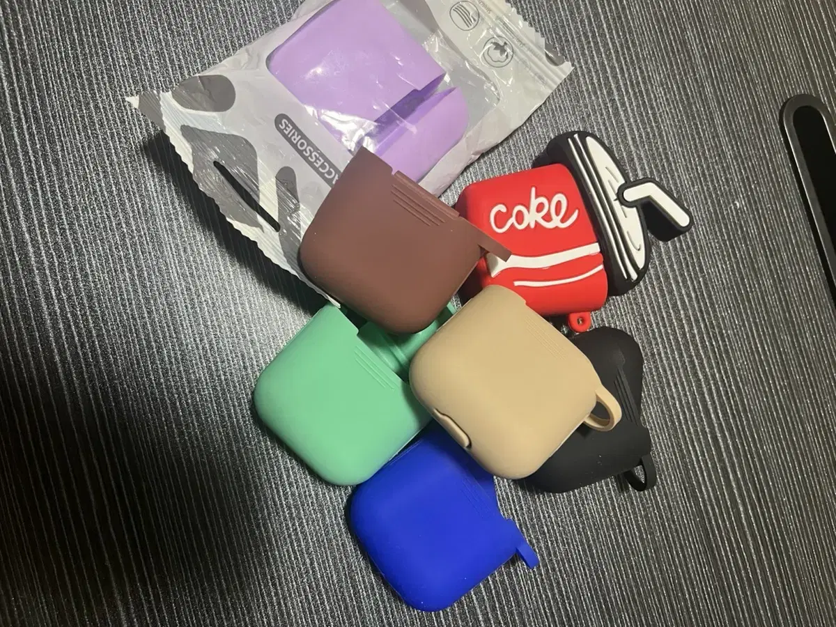 Giveaway of 7 AirPods 1,2 silicone cases