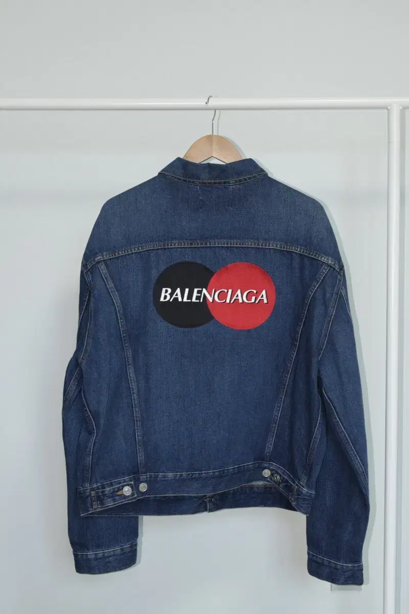 발렌시아가 마스터카드 로고 자수 데님자켓 (BALENCIAGA)