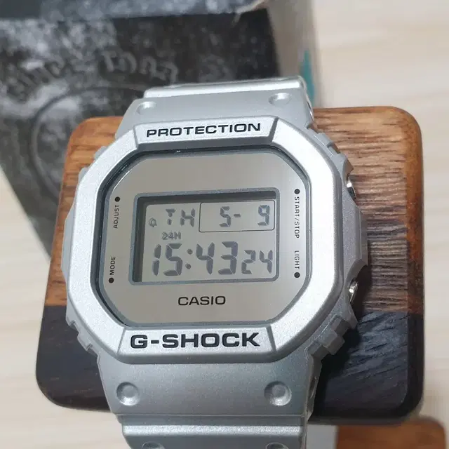 지샥. DW-5600FF-8DR.