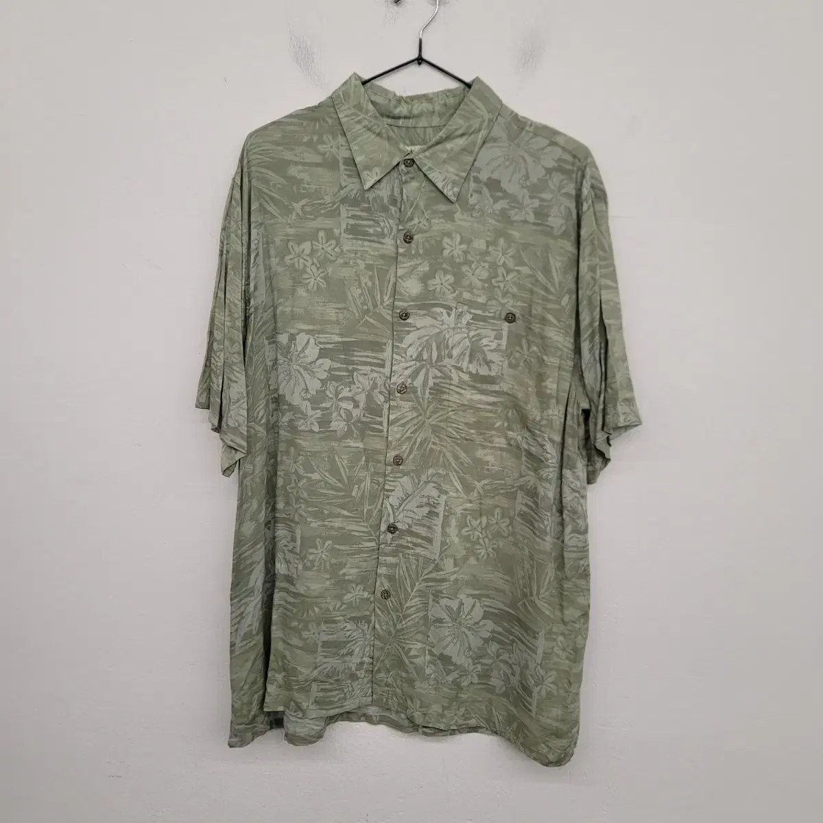 [105/XL] Batik Bay Hawaiian shirt for sale.