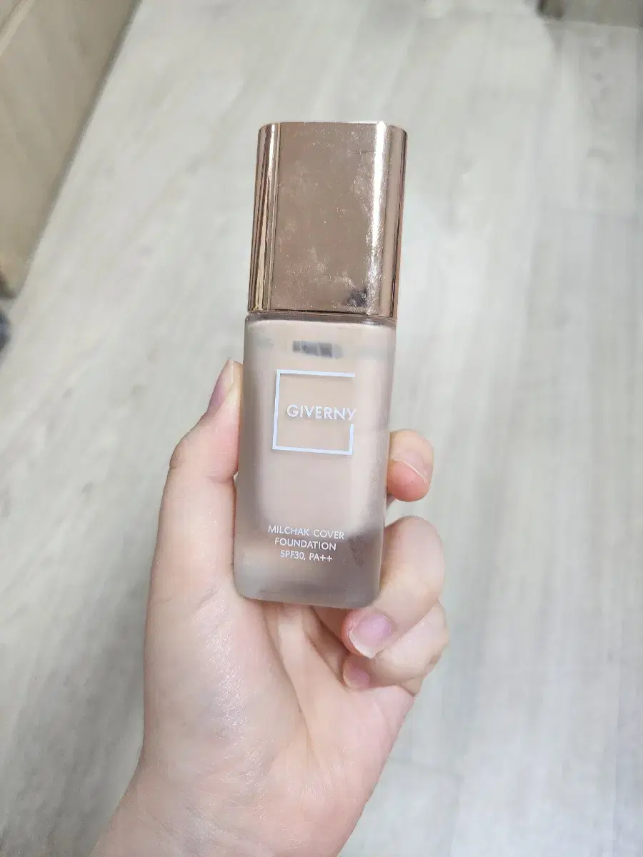 Givenchy Close Fit Foundation No. 21 in Light Beige