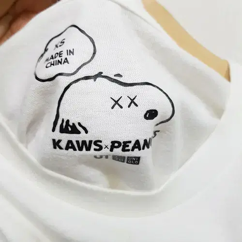 KAWS x PEANUTS 유니클로 티셔츠