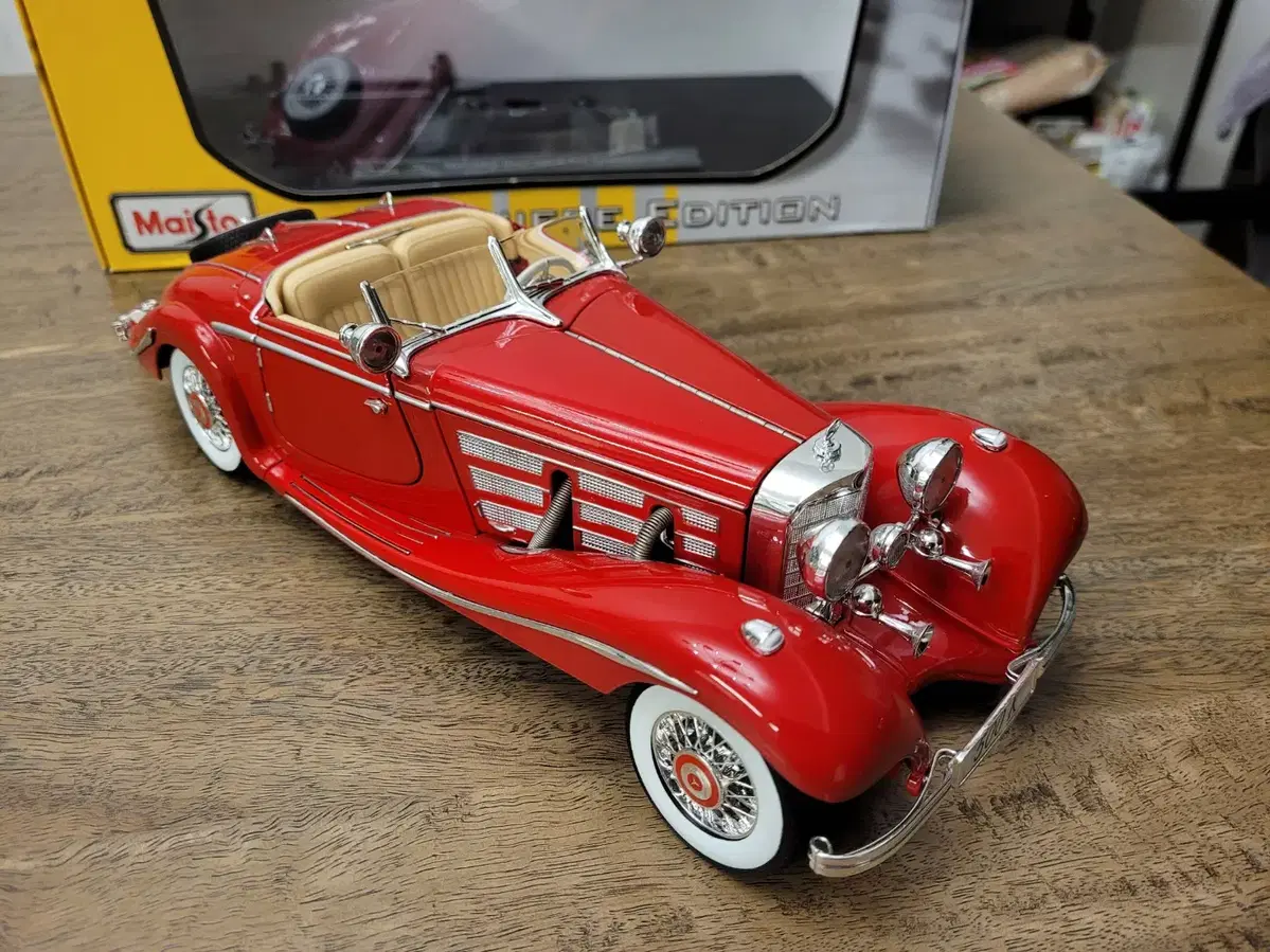 1/18 Benz 500K Maisto Premier Edition (Red)