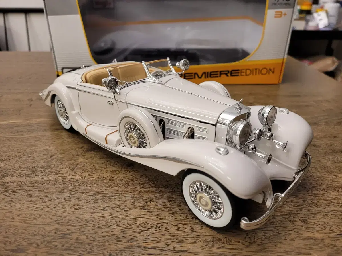 1/18 Benz 500K Maisto Premier Edition (White)