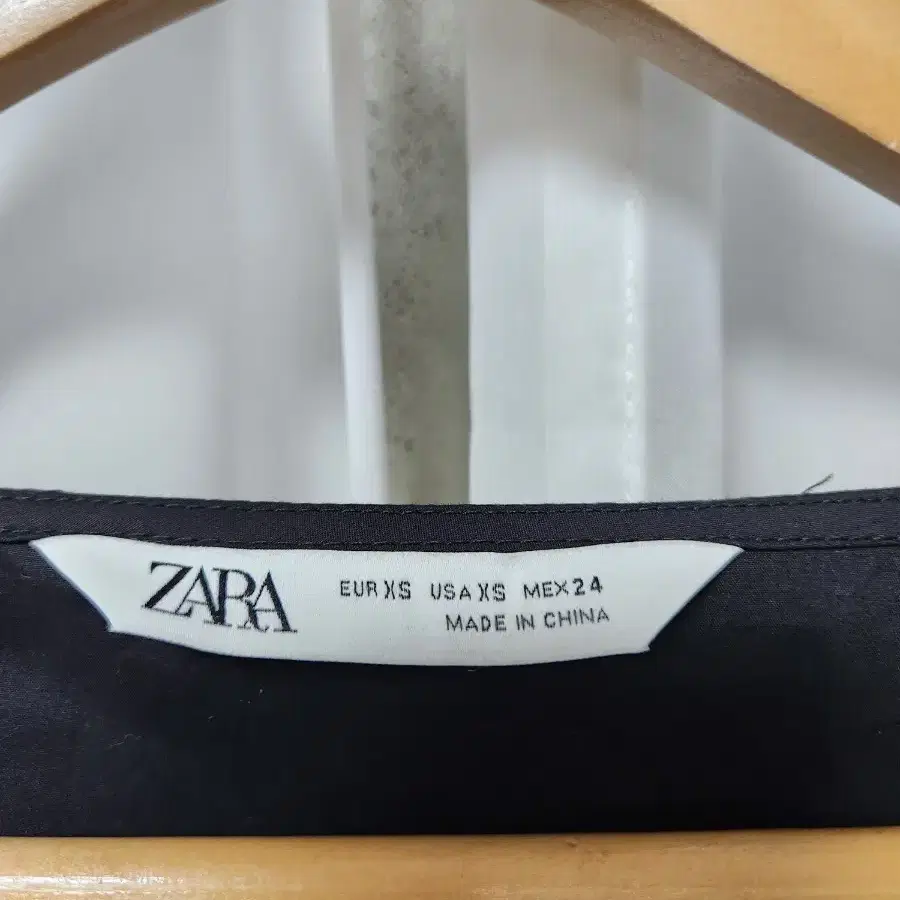 XS/55  자라 ZARA 아일렛 프릴 빅카라 원피스