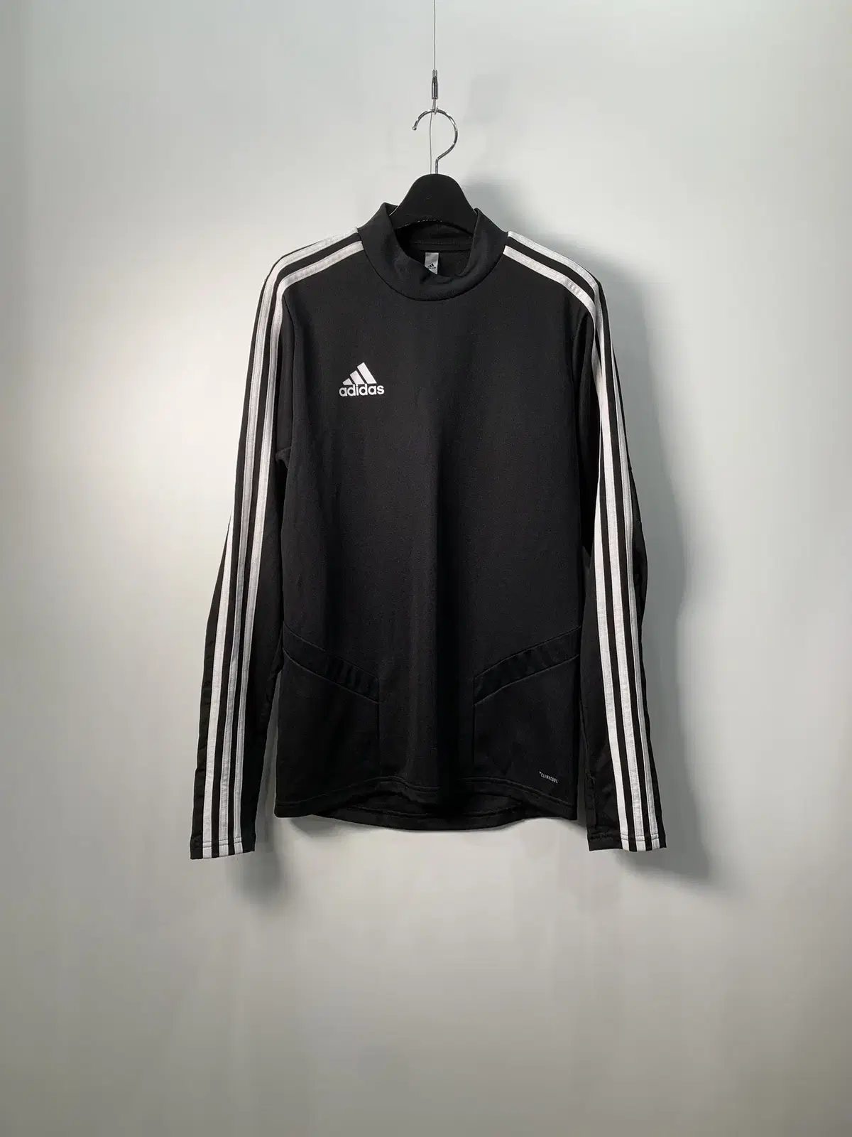 Adidas black and white long-sleeved vahn pola