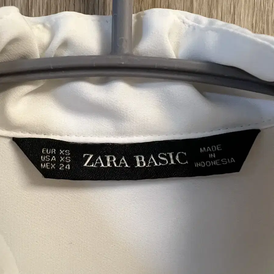 Zara xs (24) 찰랑찰랑 화이트 블라우스