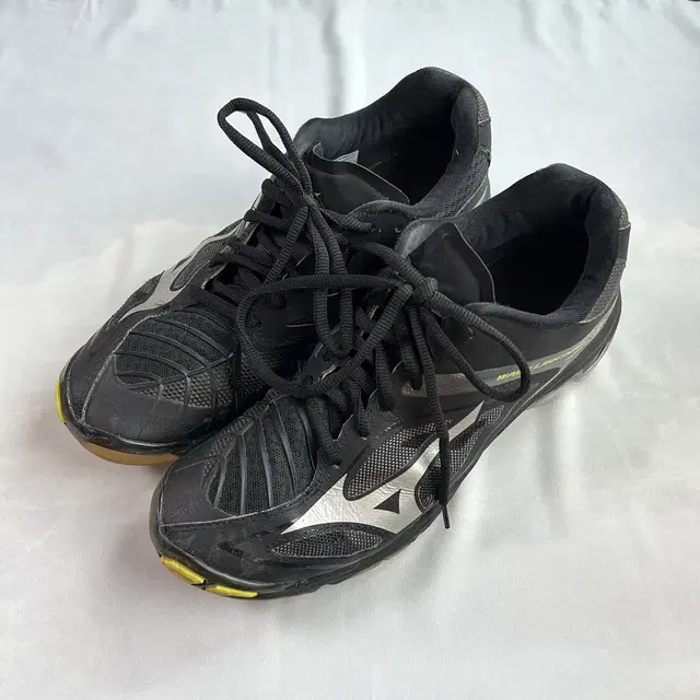 Mizuno wave lightning z4 black