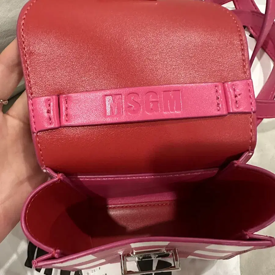 (새상품) MSGM 체크 미니 크로스백 체크백 허니제이 착용