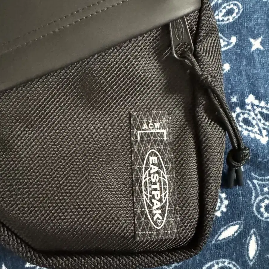 ACW x eastpak 크로스백 검주