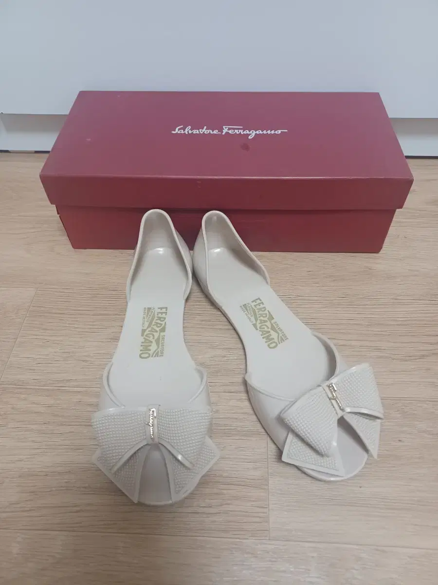 230) Ferragamo Barbados Jelly Shoes. Sandals.sandal/6M