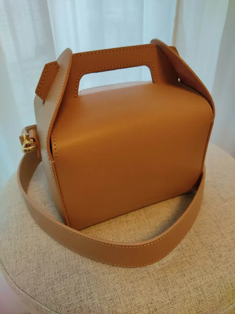 (Leathergoods) natural cowhide cake box shaped bag