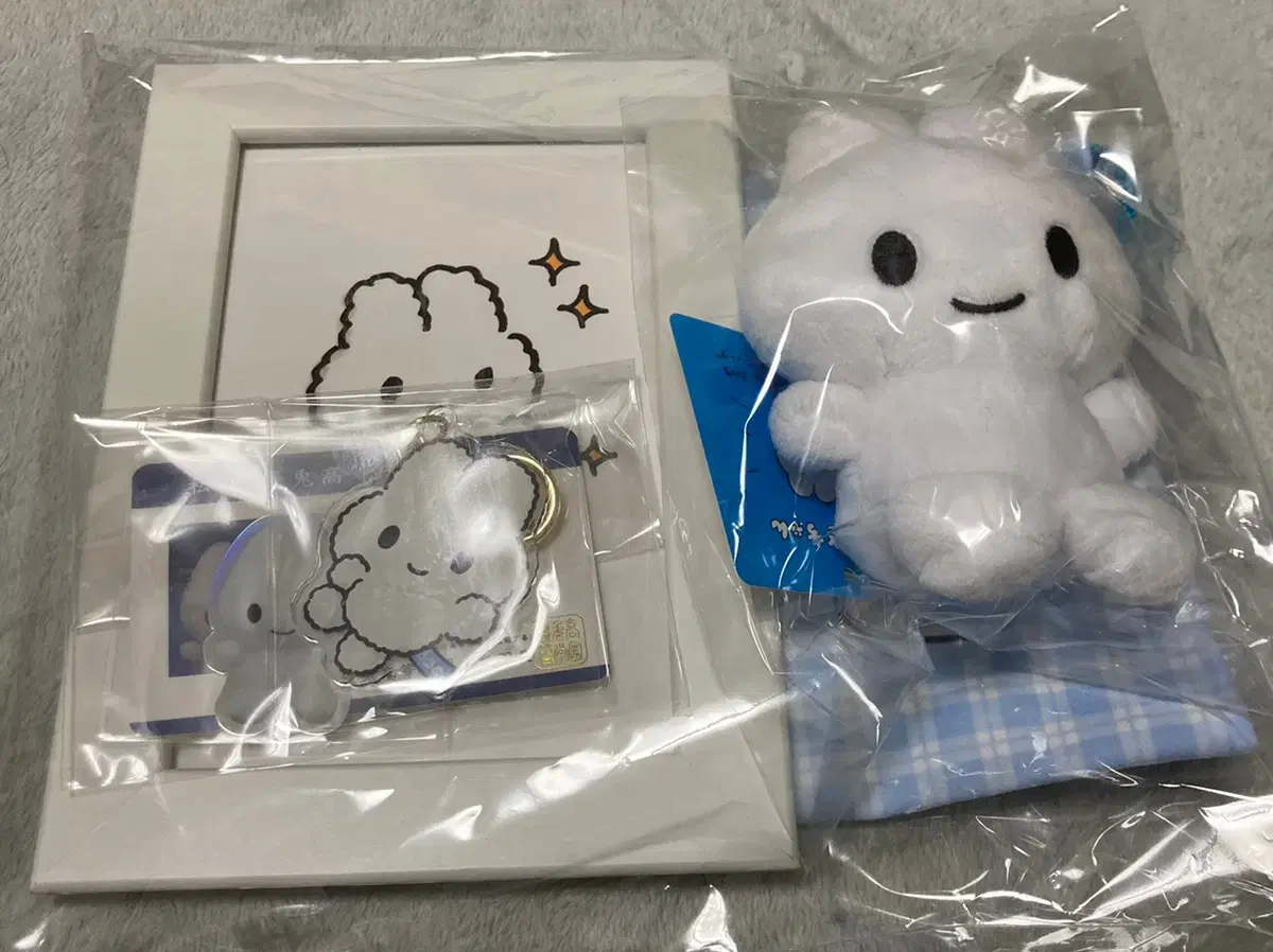 A set of 6 goods including a mascot handwritten by Yasausa-chan.