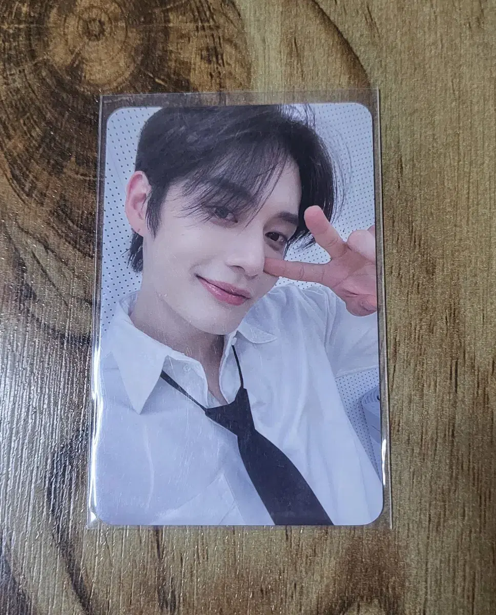 Kim Jiwoong ties photocard wts