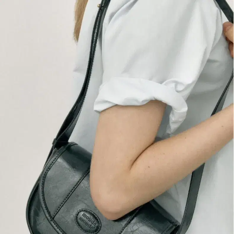 【monde monde】Classic Leather Half Moon mini Bag ★韓国商品 MUSINSA | MONDE MONDE Half Moon Mini Bag