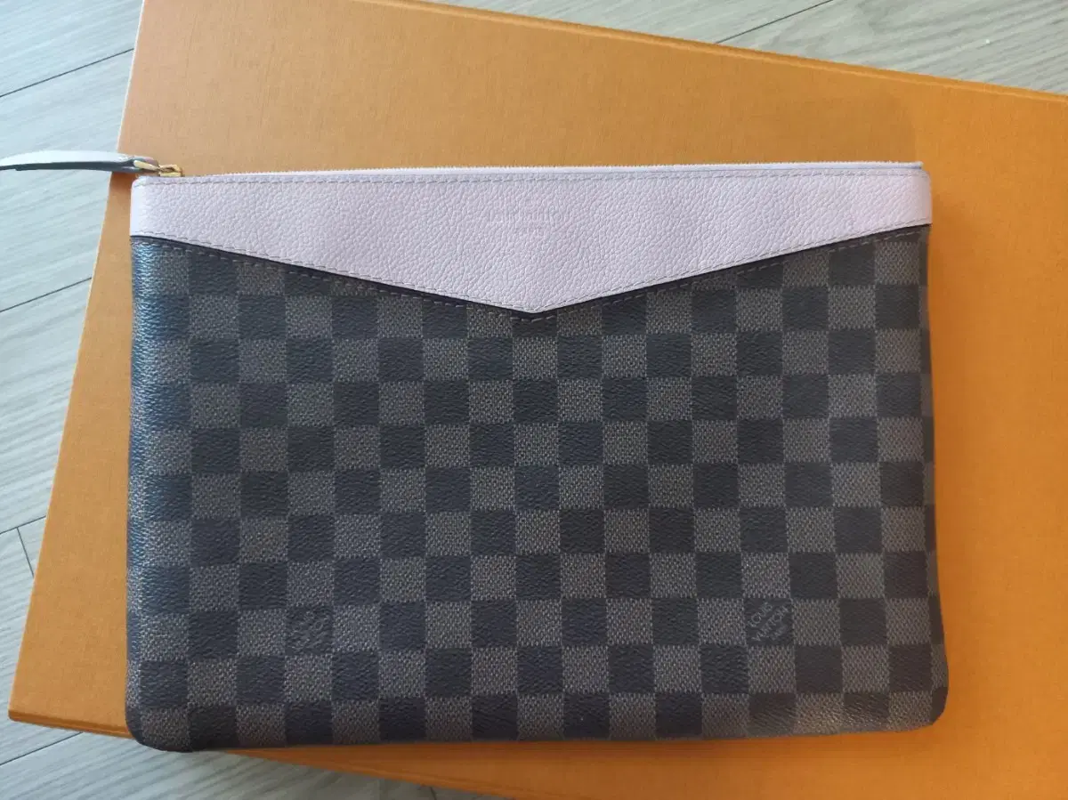 Louis Vuitton Daily Pouch Damier