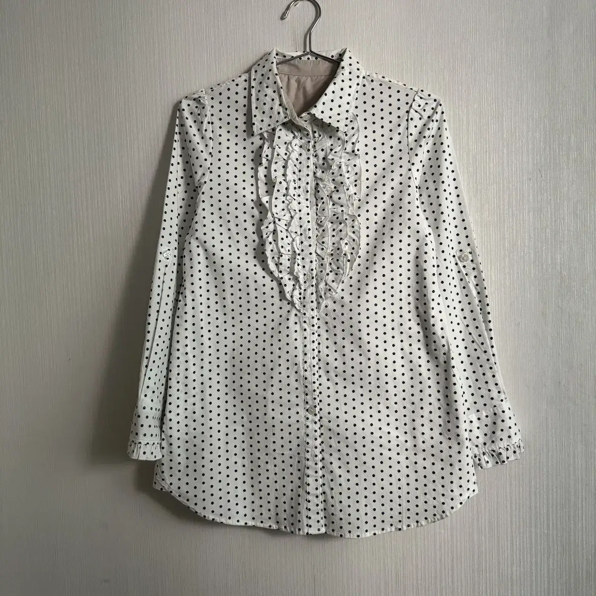 Back tied point frill dot pattern shirt