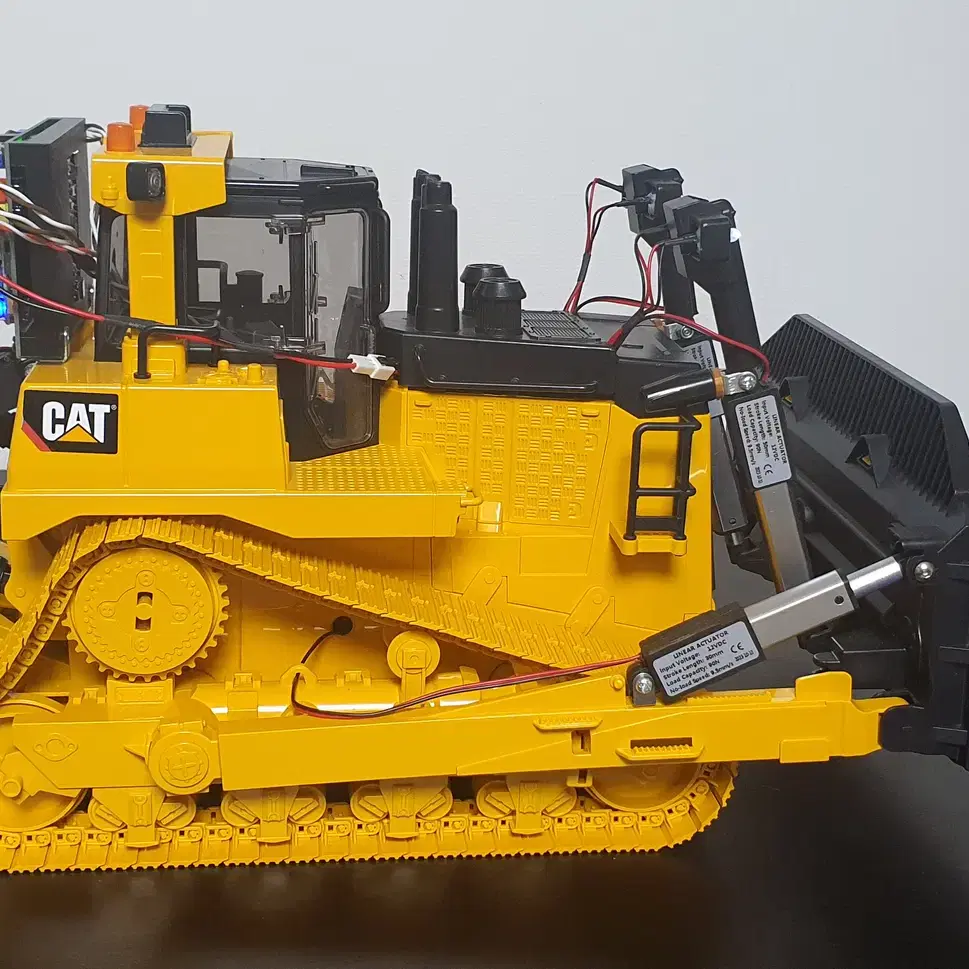 브루더 CAT D11 불도저 RC 버전