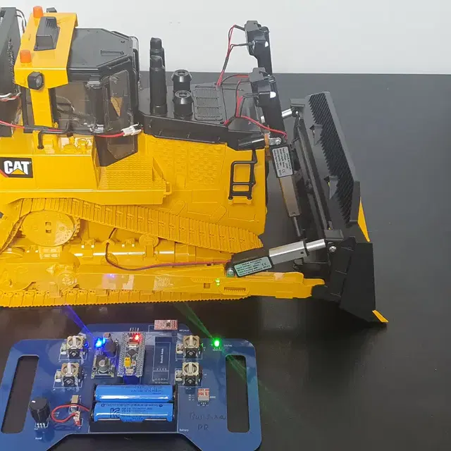 브루더 CAT D11 불도저 RC 버전