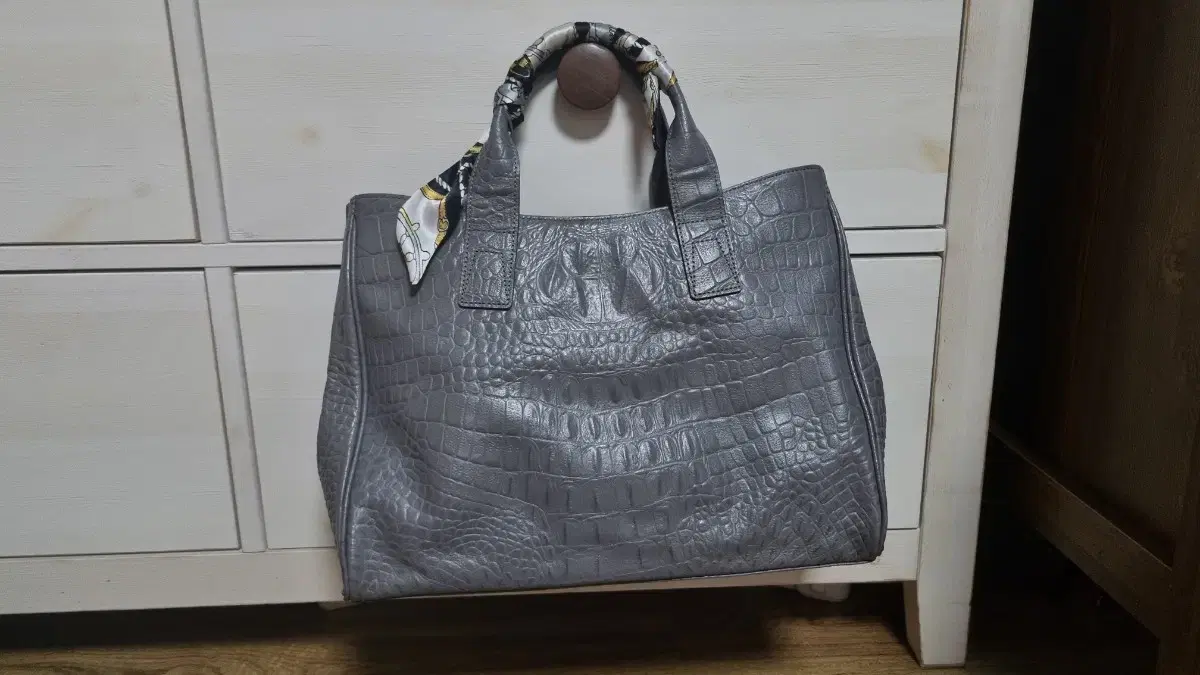 Dosmundos gray cowhide handbag