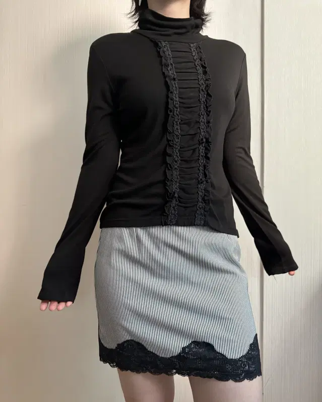 Lace point high neck sleeve