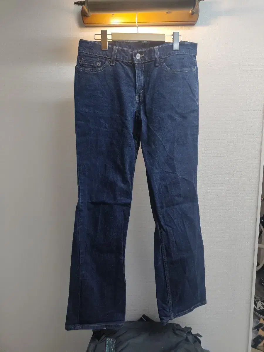 32) Levi's '01 USA 518 bootcut sells