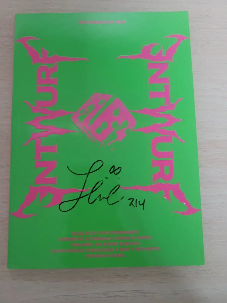 I nmixx jini signed the album.