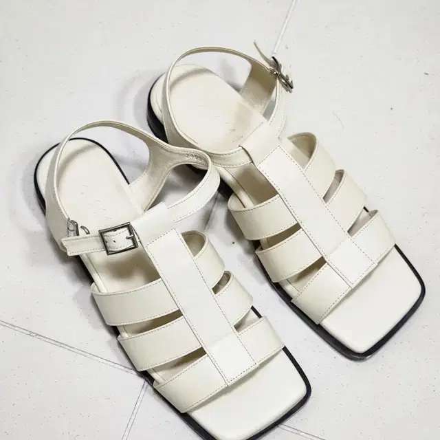 르에 rrrrre 샌들 Three Strap Sandals 240