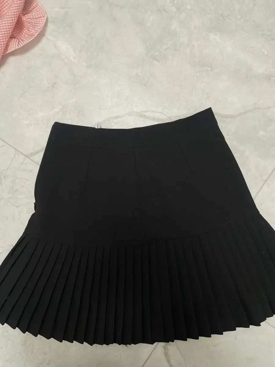 pleated skirt