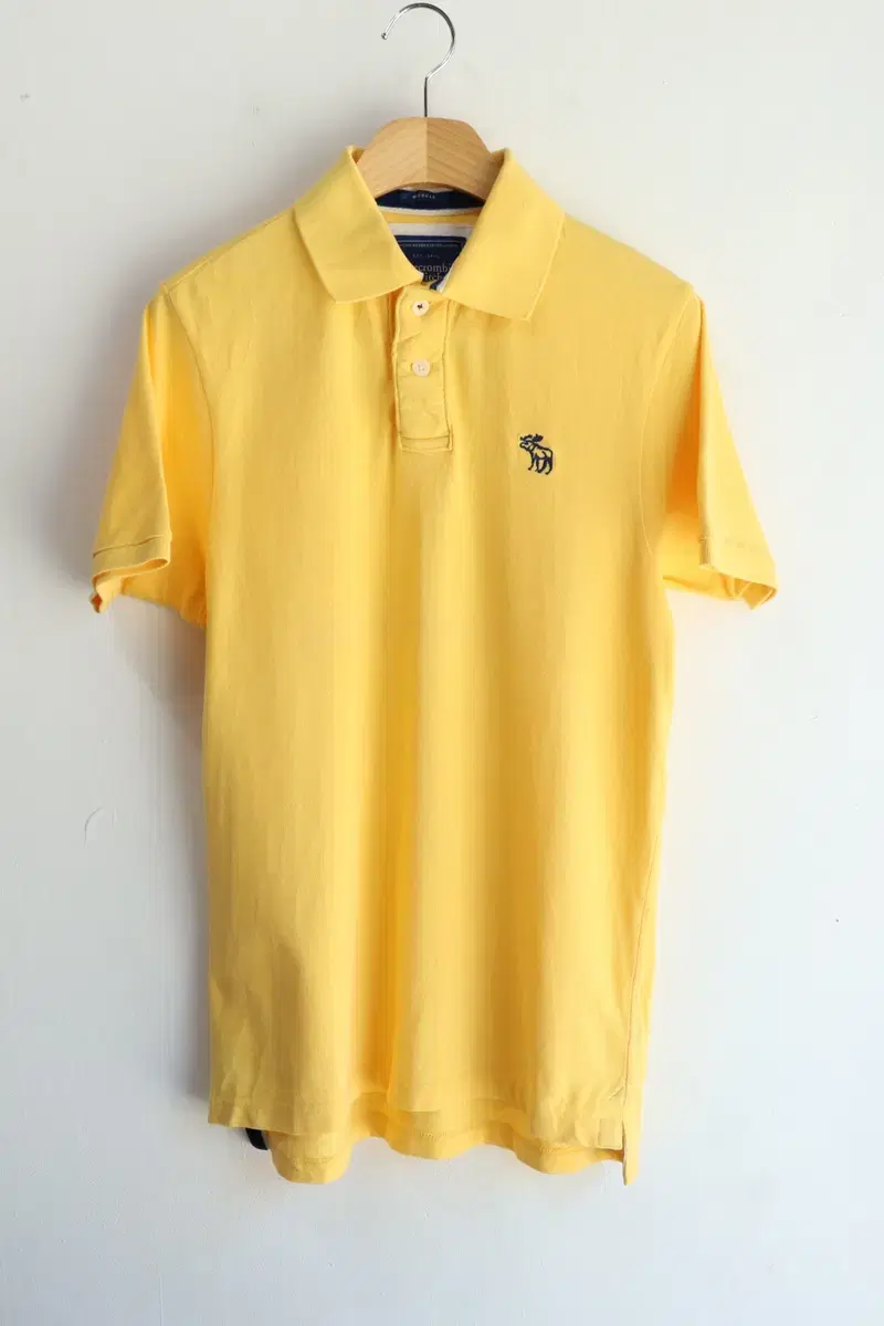 abercrombie M size vahn shirt