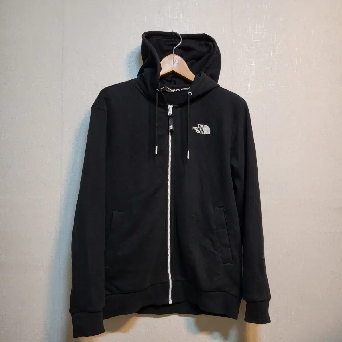 A586 [95] The North Face Hooded Zip Up