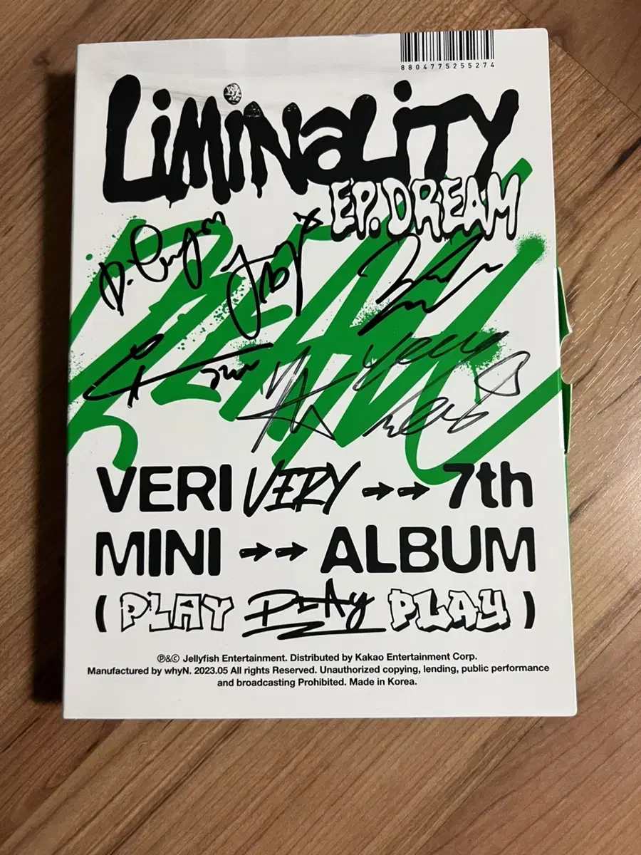 Vari Verivery autographed signature non-sale album