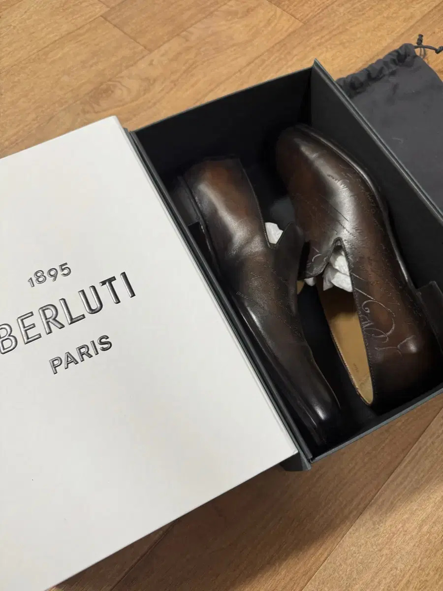 Veluti/cursive gale leather loafers/9