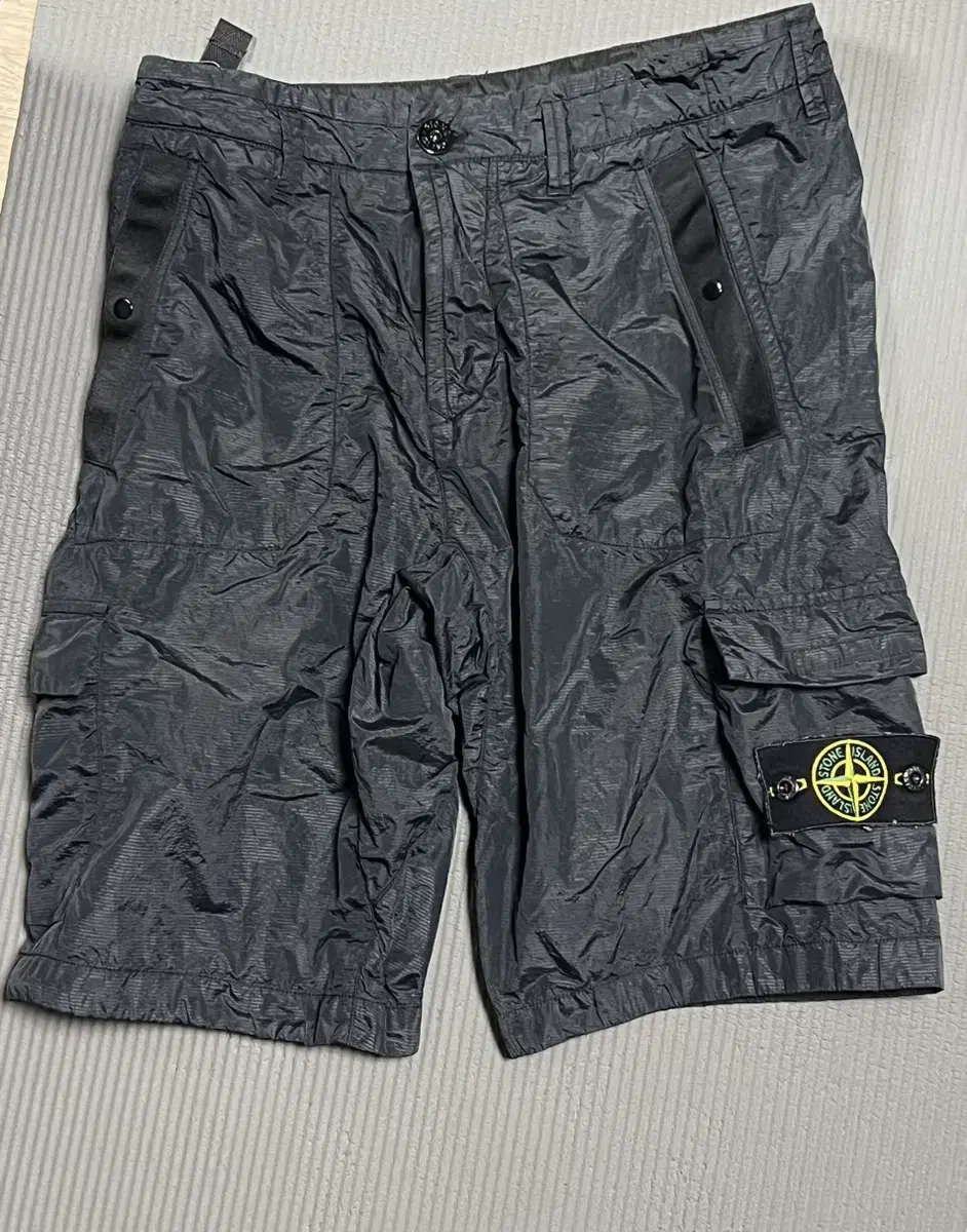 [28] Stone Island Nylon Bermuda Shorts Vahn