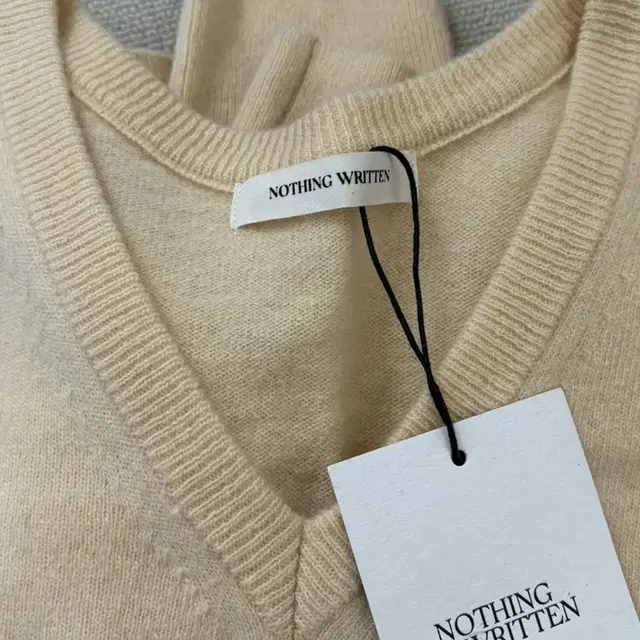 nothing written낫띵리튼 Haig v-neck pullover