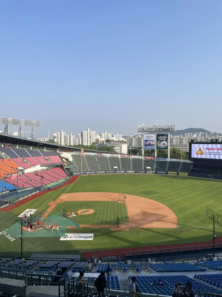 5/18 Doosan Lotte 1st base Navy or cheering section