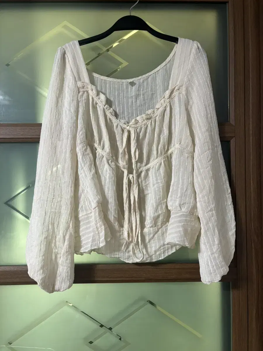 Square-neck ribbon blouse