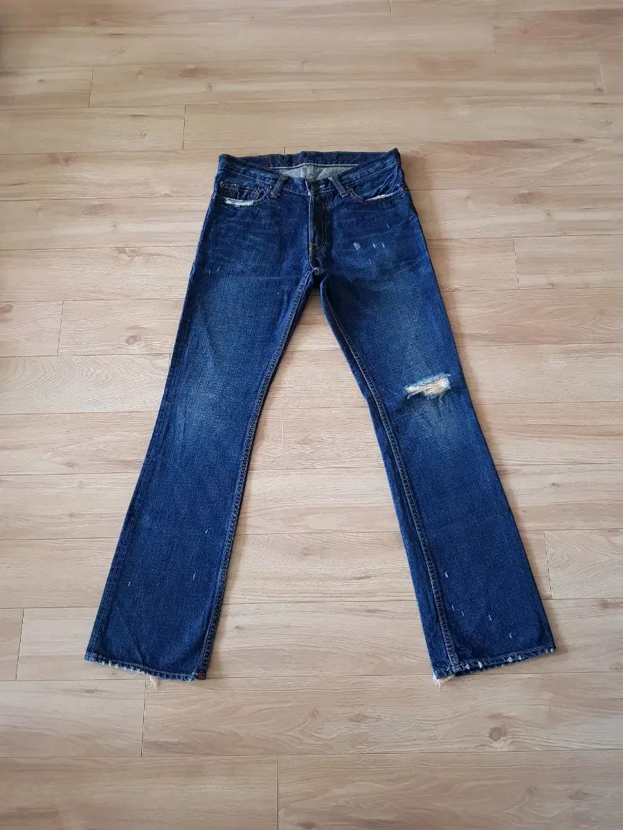 L Ruehl No.925 slim bootcut distressed jeans. Tab 30 (Thread 32)