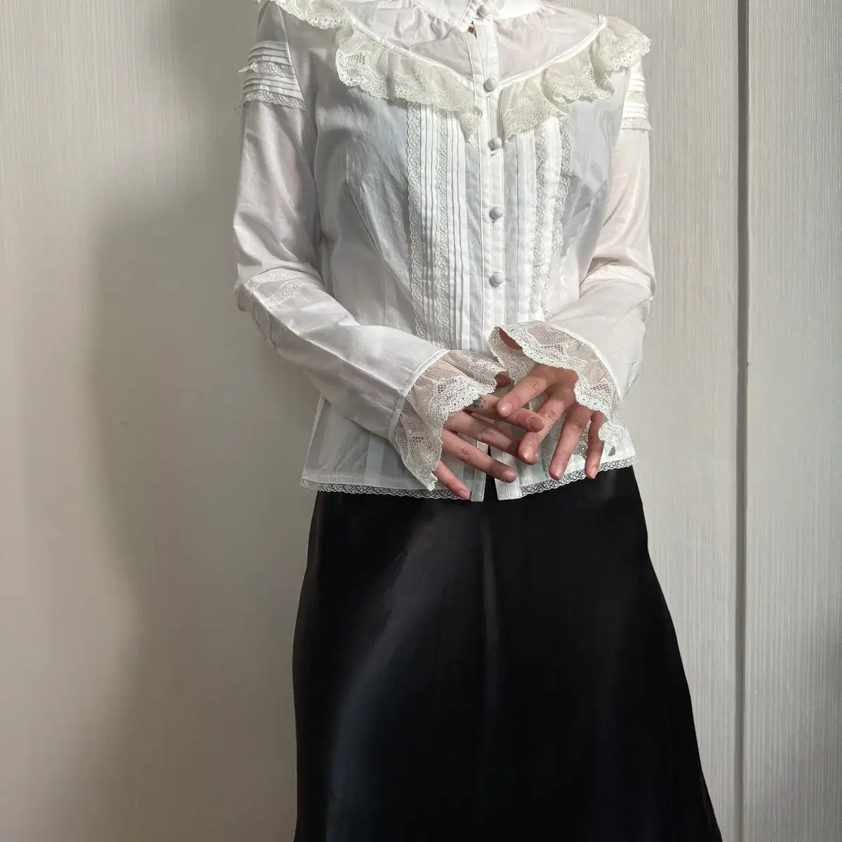 Frill lace layered gothic mood shirt