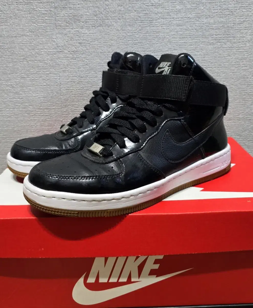 Nike Ultra Force Mid Black and White Gloss [240] Good condition