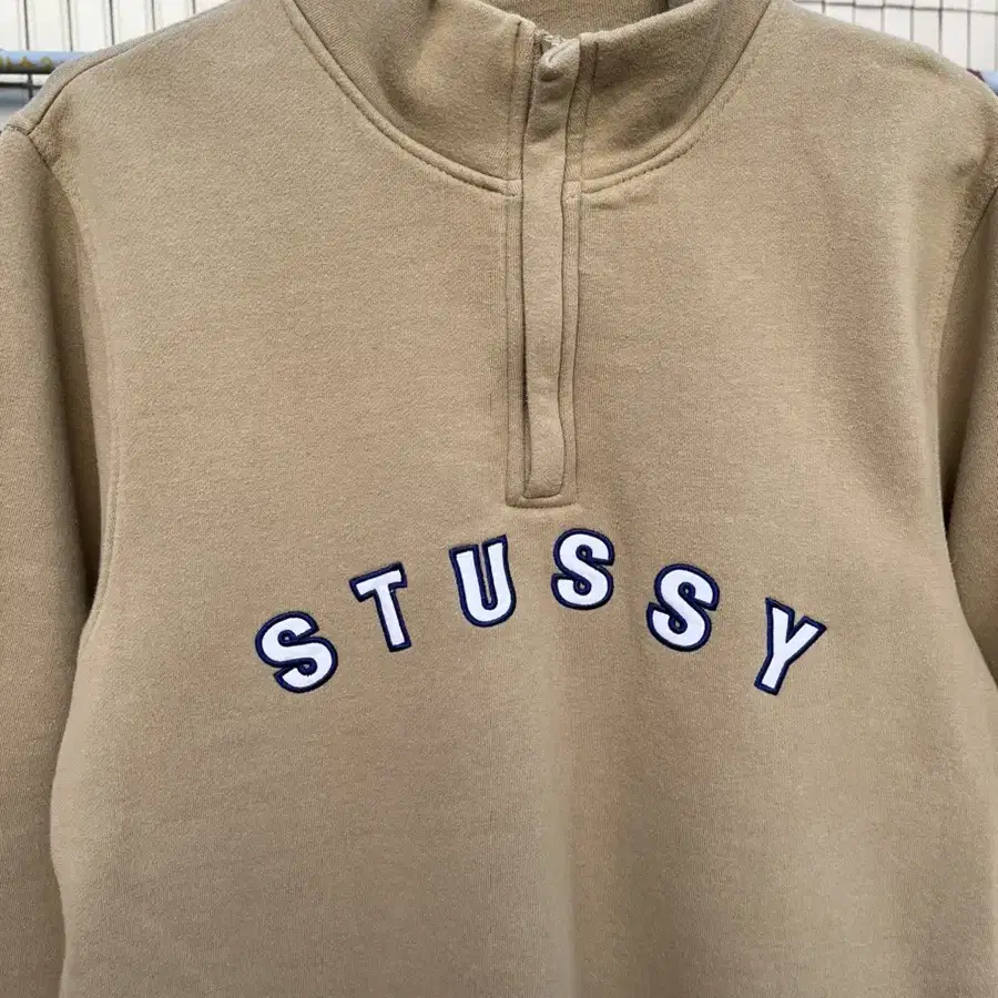 스투시 모크넥 레터링 로고 반집업 맨투맨 Stussy