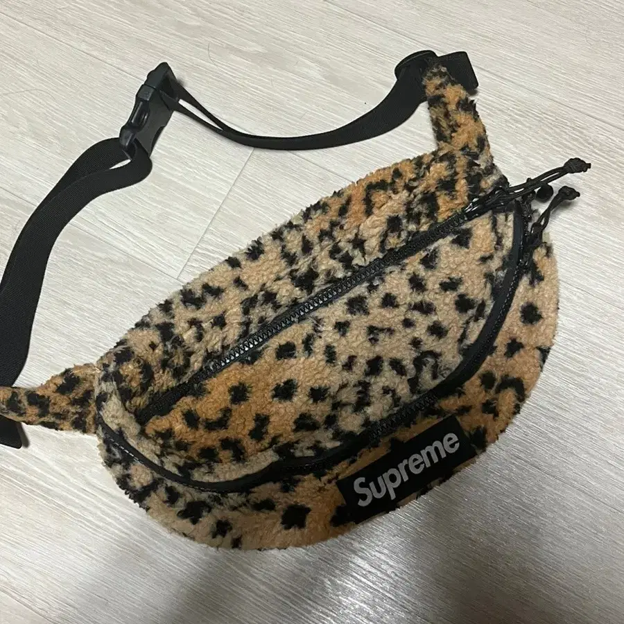 Supreme 슈프림 레오파드 힙색