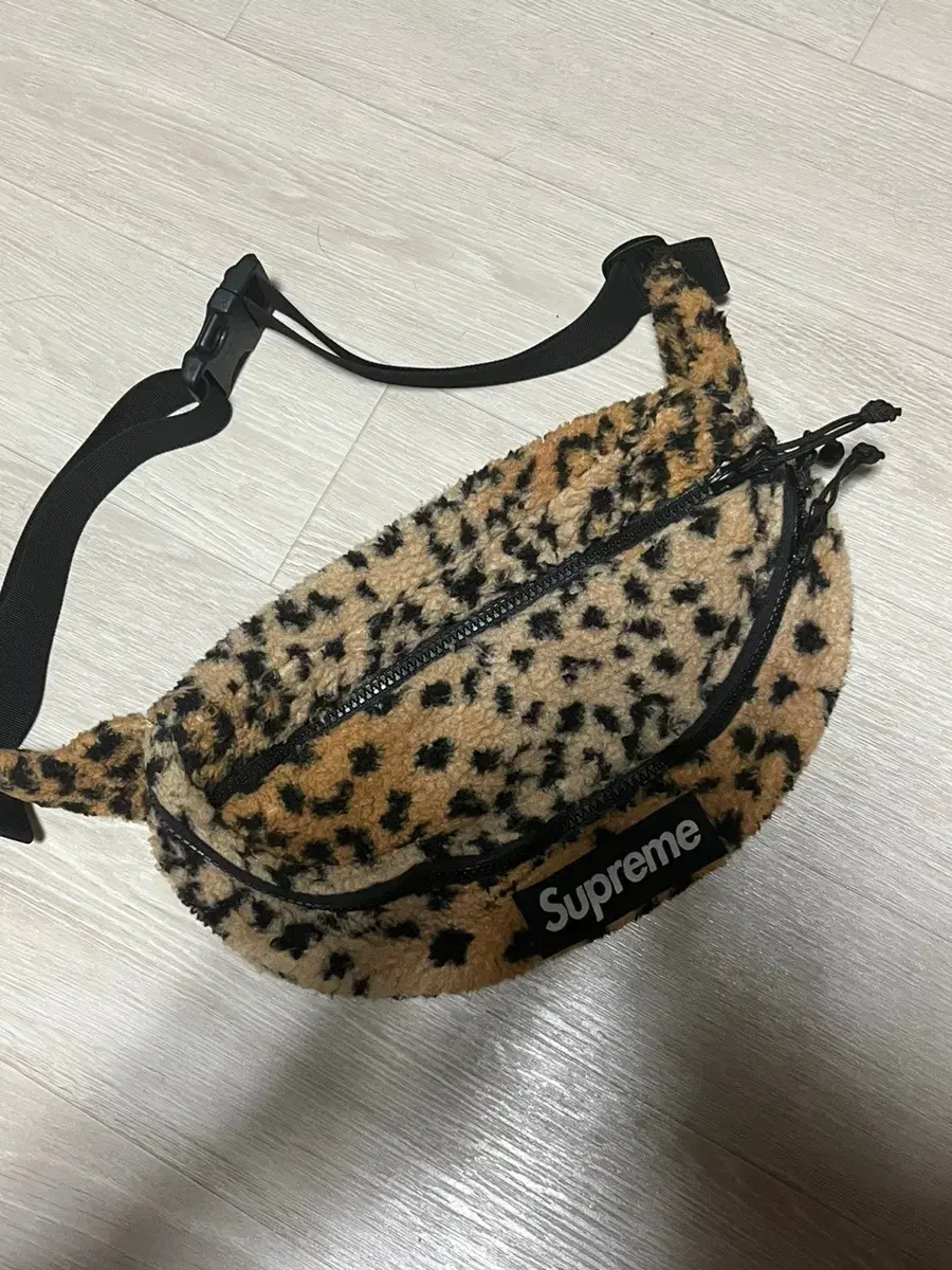 Supreme 슈프림 레오파드 힙색